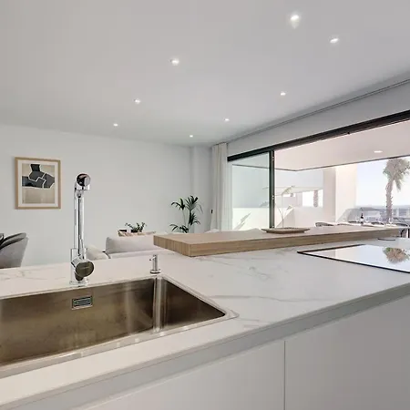 Apartment Brand New, Elegant Three Bed *