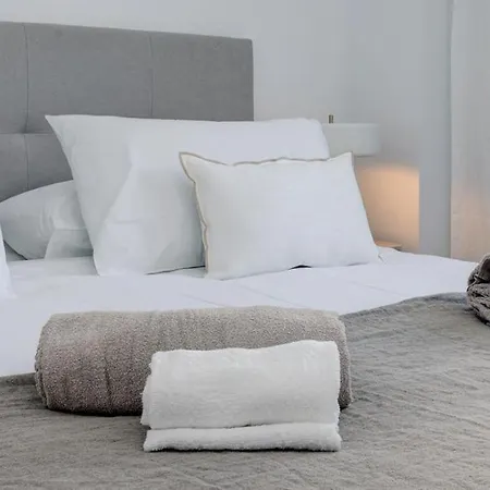 Brand New, Elegant Three Bed * 埃斯特波纳